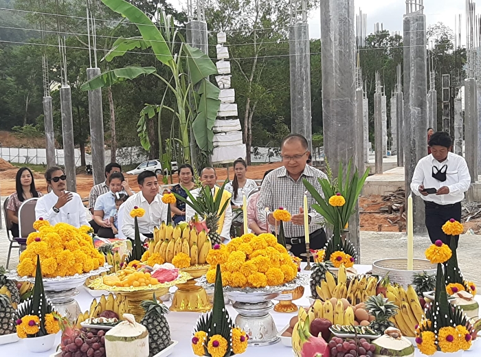 พิธีบวงสรวงและยกเสาเอกอาคารเรียนรวมและปฏิบัติการศูนย์การศึกษาจังหวัดระนอง
