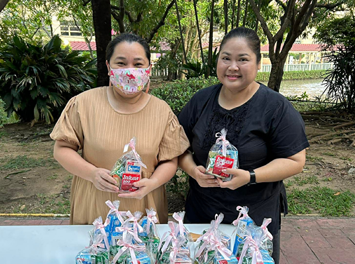 The Internal Audit Unit participates in
offering alms of rice and dried food to
monks.